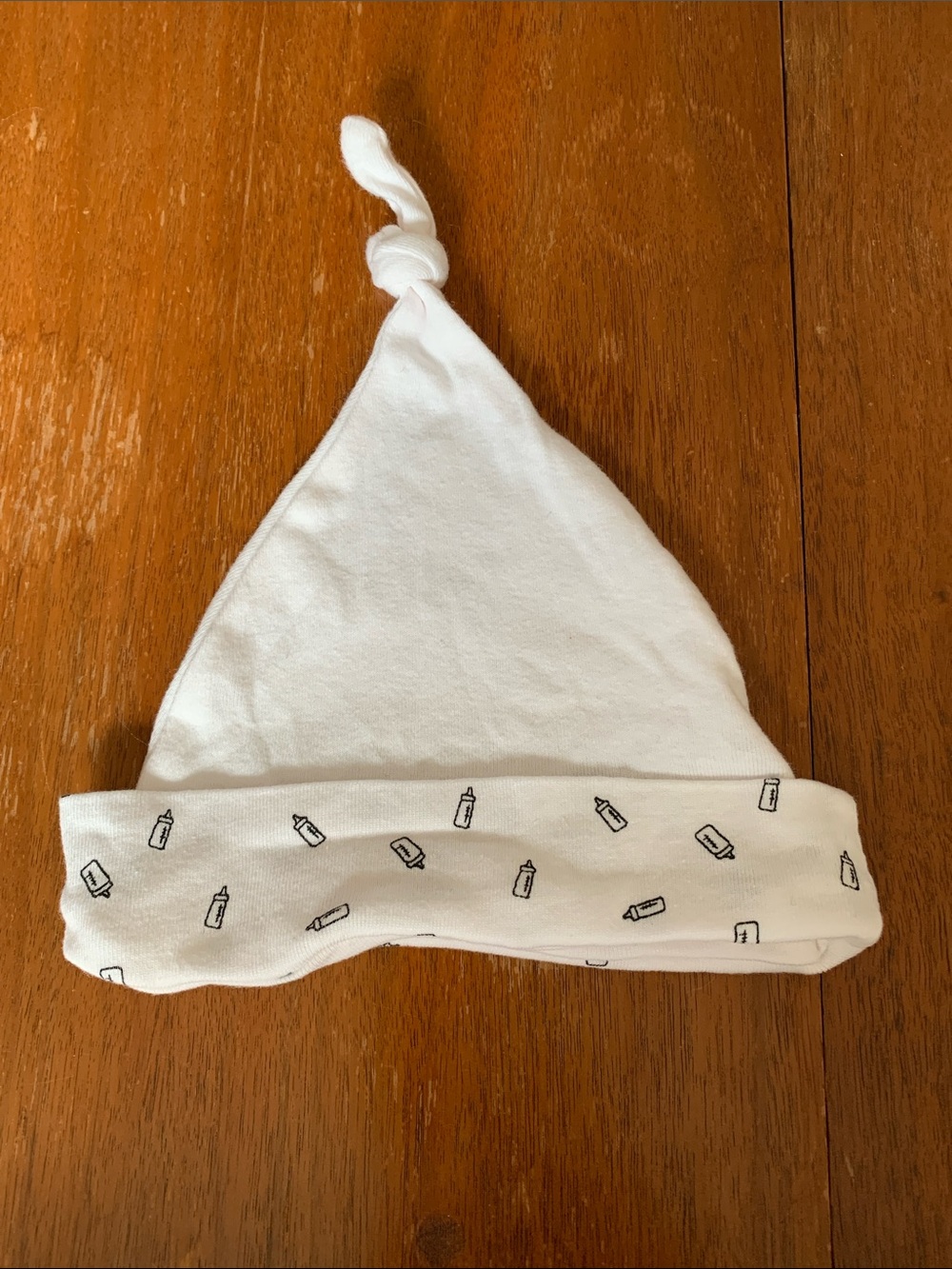 😊FREE😊 Rae Dunn White Baby Knot Hat with Bottle Sketch Cuff size 0-9m